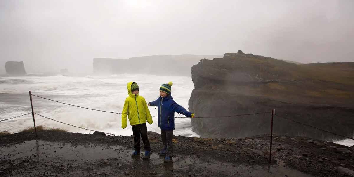 Iceland_Children-on-coast